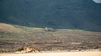 Blick auf die Villa Winter vom Playa de Cofete auf Fuerteventura