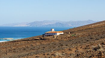 Blick über die Villa Winter nordoestlich entlang der Küste auf Fuerteventura