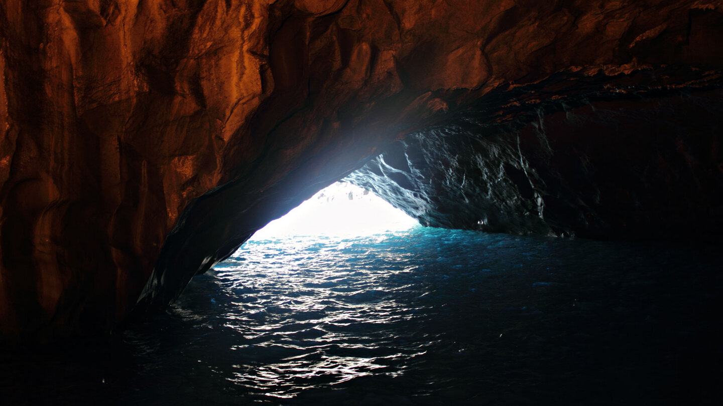 das türkise Wasser leuchtet kristallklar in der Cueva Bonita auf La Palma