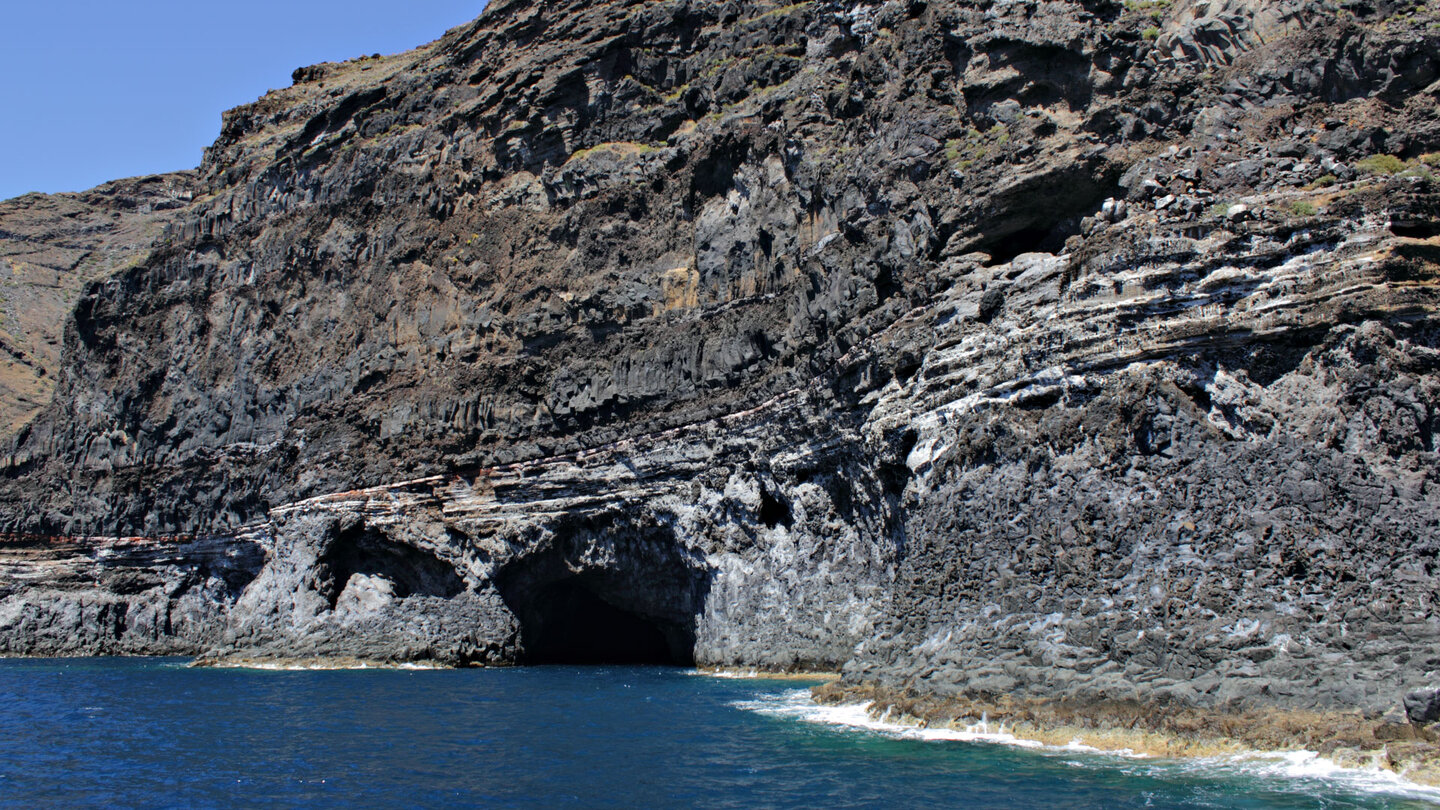 beeindruckende Gesteinsschichtungen an der Cueva Bonita auf La Palma