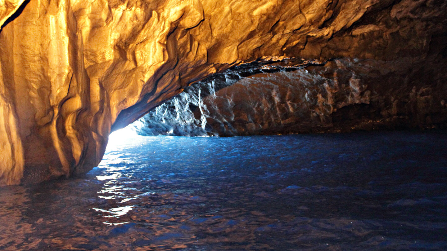 einen spektakulären Anblick bieten die beleuchteten Felswände in der Cueva Bonita auf La Palma