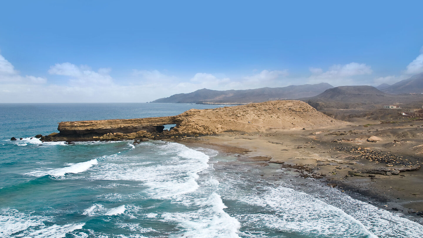 Felsformation mit Durchbruch an der Playa de la Pared auf Fuerteventura