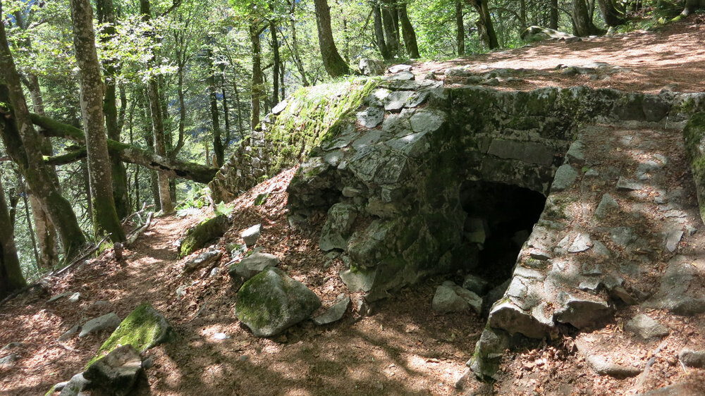 Ruine eines Bunkers am Wanderweg von Trois Fours