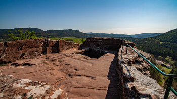 Felsplateau der Burgruine Drachenfels