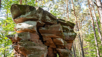 zerklüftete Felsformation auf dem Heidenberg