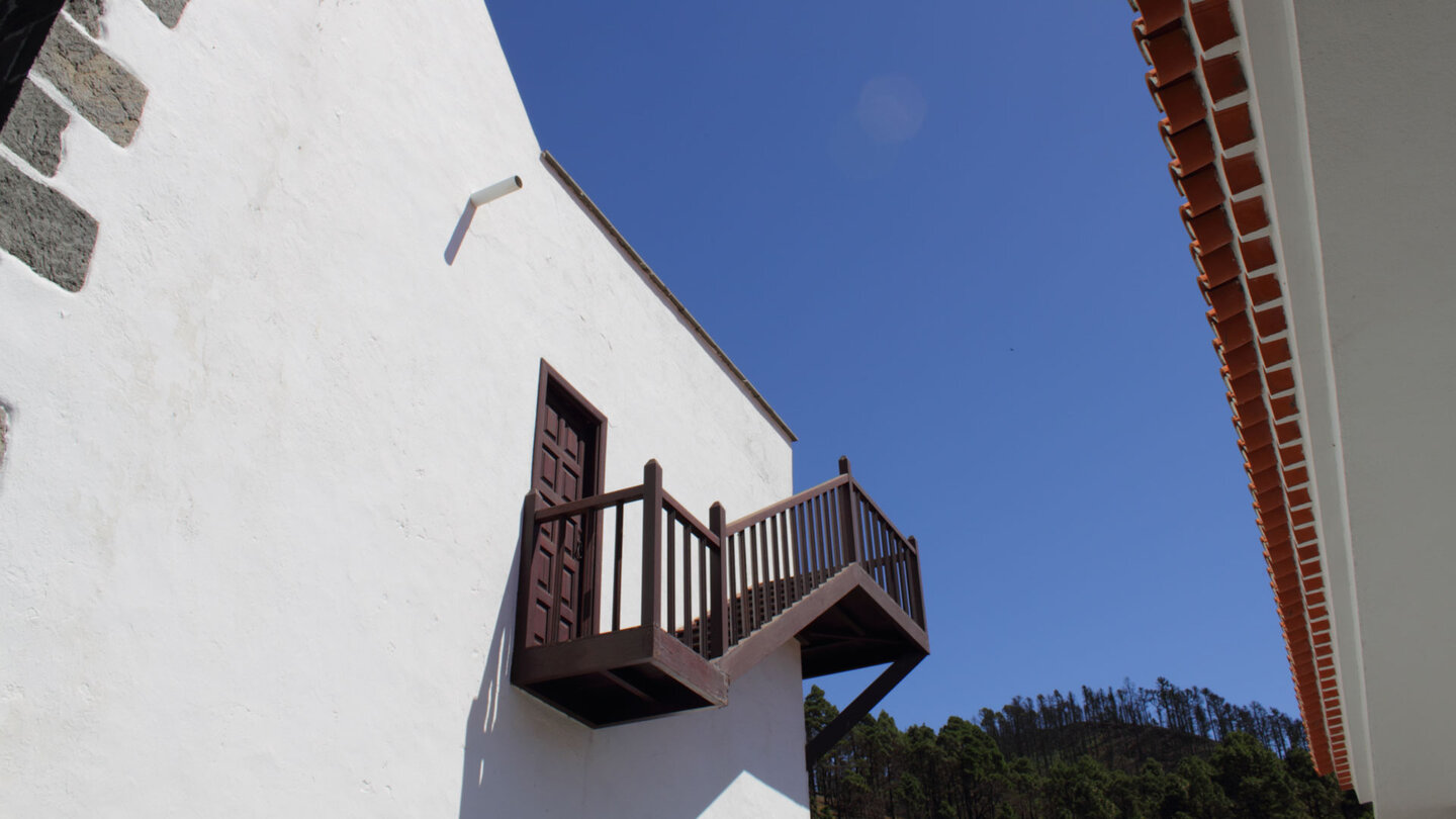 ein schönes Detail der Kirche in Fuencaliente auf La Palma ist die Holztreppe an der Fassade