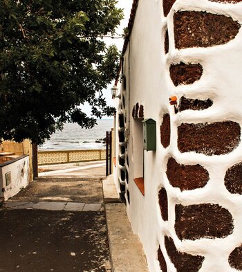 traditionelle Gebäude in den Gassen von El Tamaduste auf El Hierro