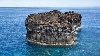 der Roque de las Gaviotas auf der Küstenwanderung bei El Tamaduste auf El Hierro