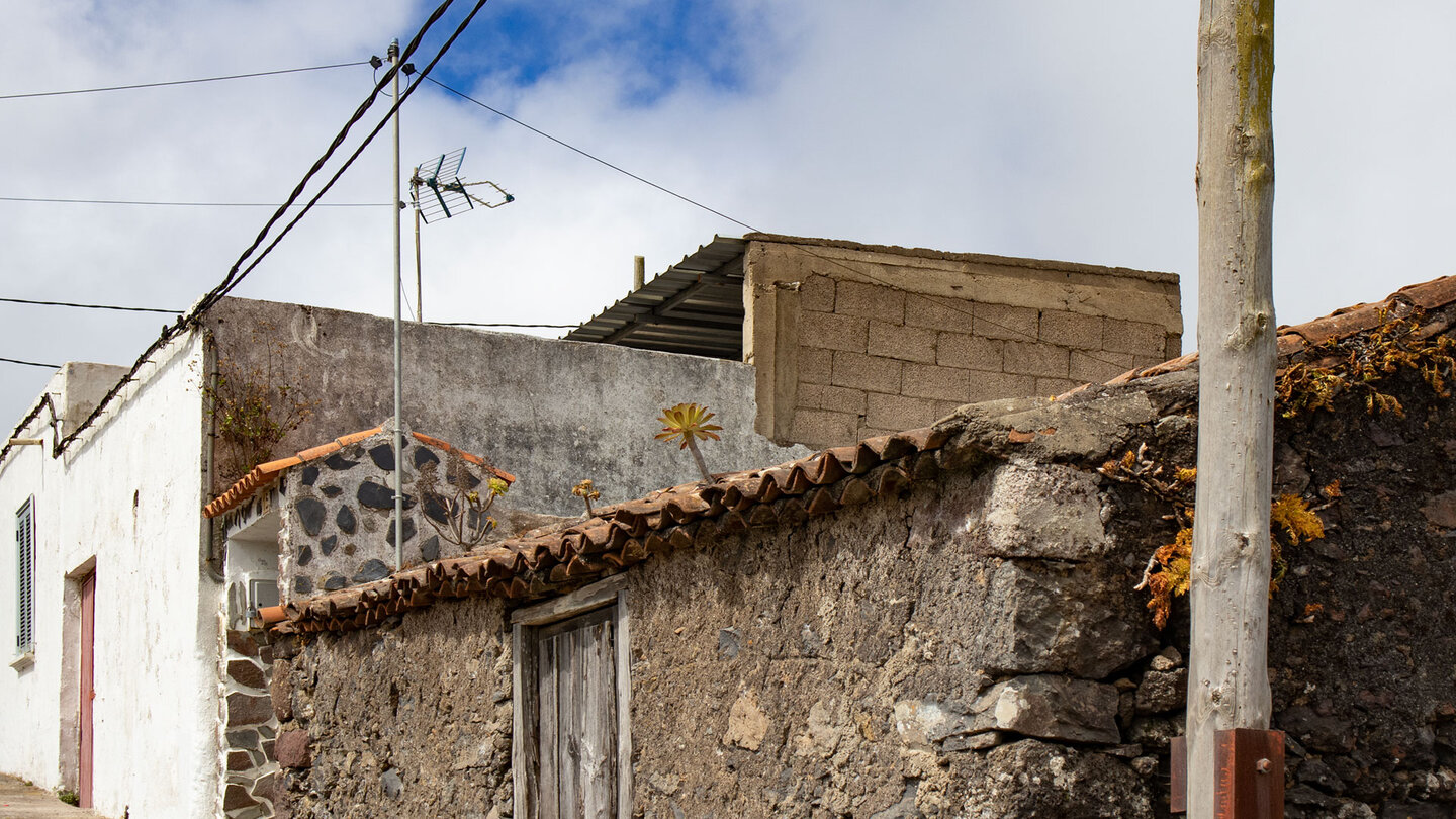 Gasse mit traditionellen Gebäuden im Örtchen Erjos