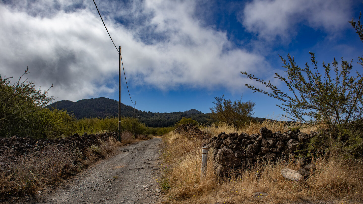 der Wanderweg PR-TF 43.2 führt durch eine Hügellandschaft