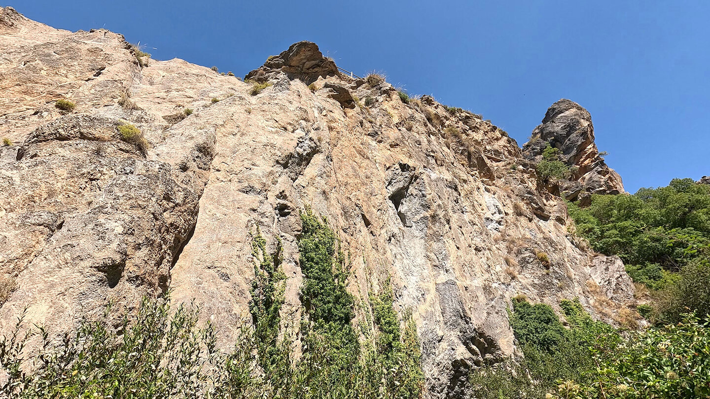 steile Felswände der Monachil-Schlucht