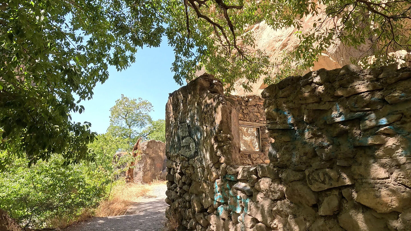 Ruinen Las Casillas am Wanderweg Cahorras de Monachil