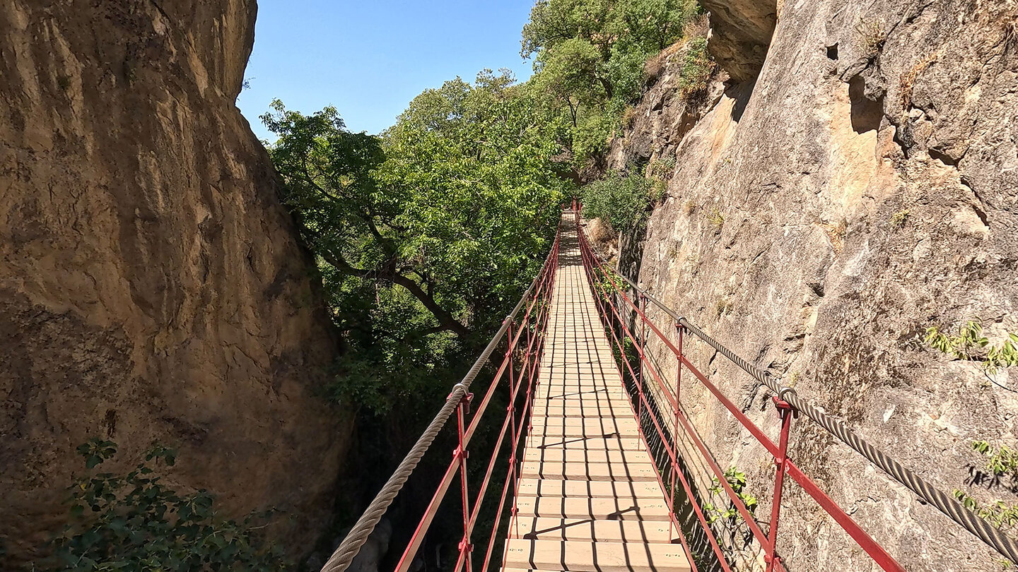 Hängebrücke auf der Route Cahorras de Monachil