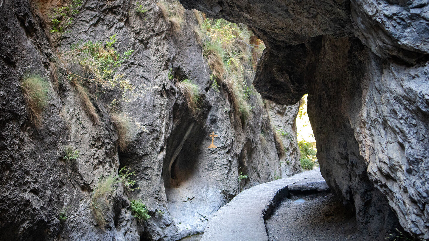 Felsüberhänge am Wanderweg durch die Monachil-Schlucht