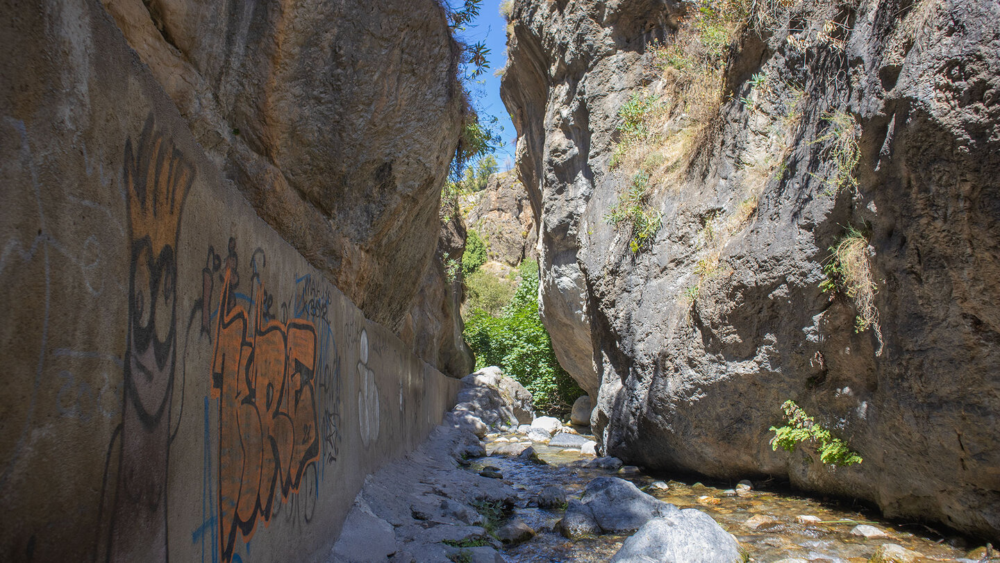 Abstieg ins Bachbett des Río Monachil