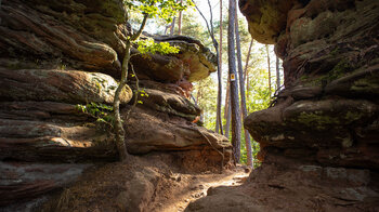 am Rosskegelfelsen führt der Weg durch einen Felsdurchbruch