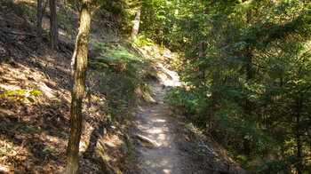 Wanderpfad zwischen Schwalbenfelsen und Felsarena