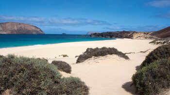 der Strand Playa de las Conchas auf La Graciosa mit seiner Dünenlandschaft