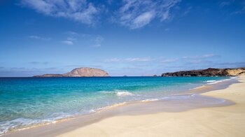 Playa de la Concha auf La Graciosa mit der Insel Montaña Clara links und der Roque del Oeste im Hintergrund