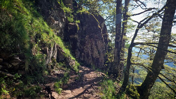 Felsflanken entlang der Wanderung auf dem Sentier des Roches