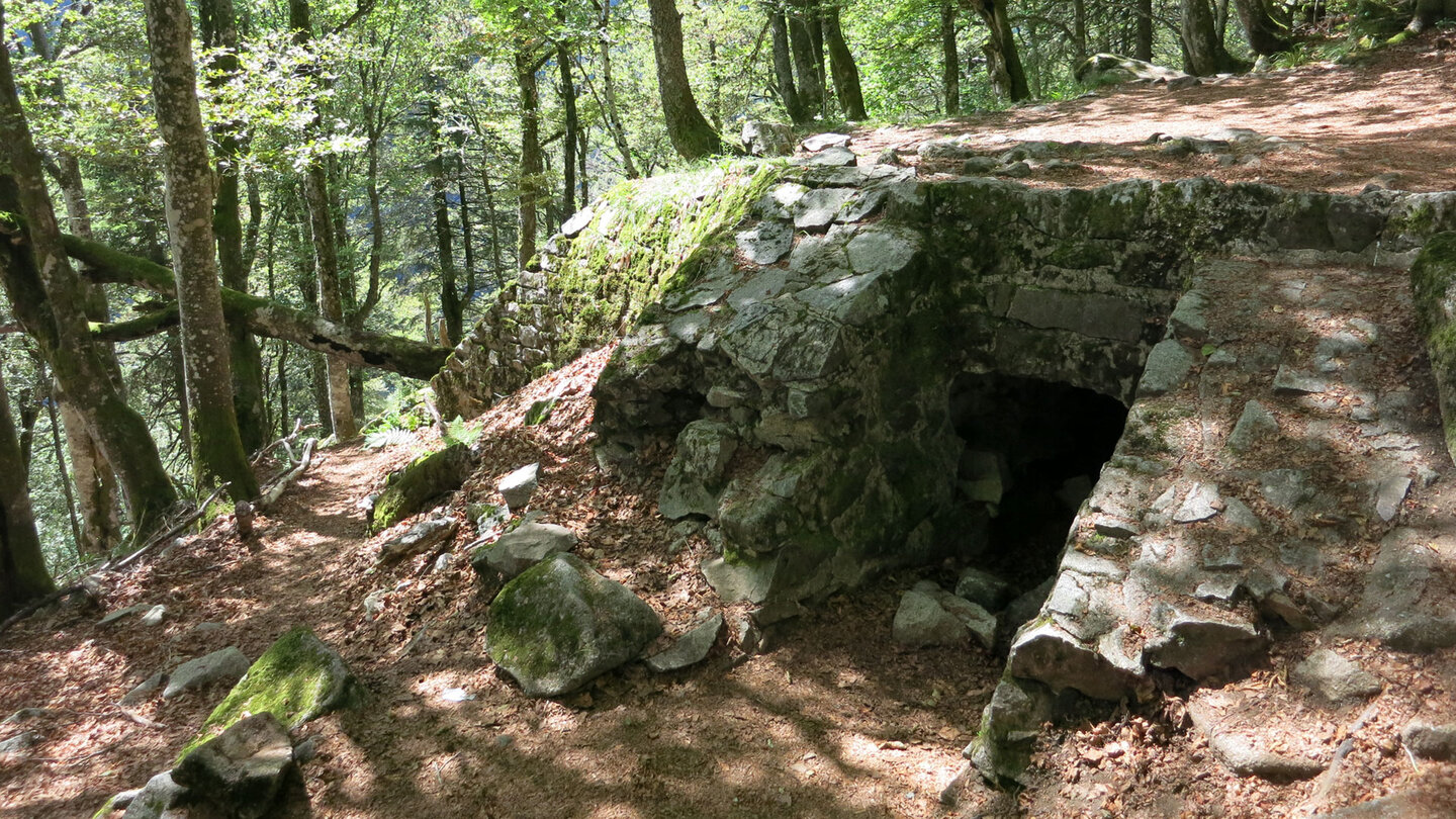 Ruine am Aufstiegspfad Richtung Les Trois Fours