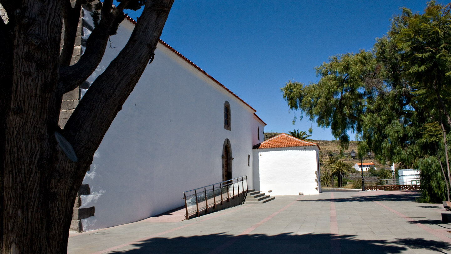 seitlicher Eingang zum Kirchenschiff der Iglesia de El Salvador in Alajeró auf La Gomera