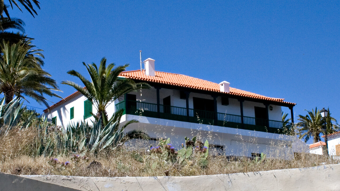 typische Finca mit traditionellem Balkon am Hang in Alajeró auf La Gomera