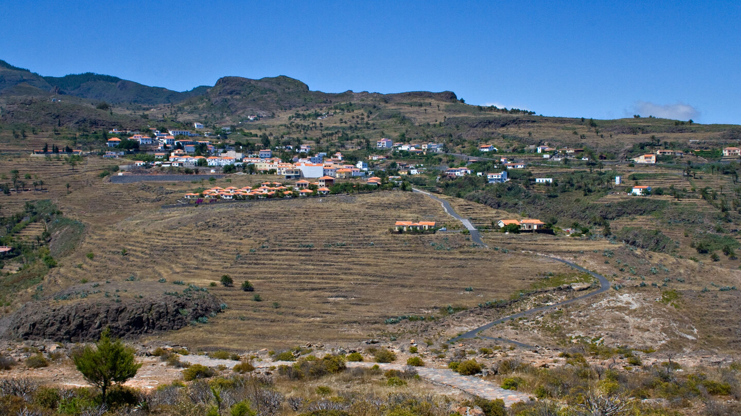 Blick zurück von der Ermita de San Isidro auf das Örtchen Alajeró auf La Gomera