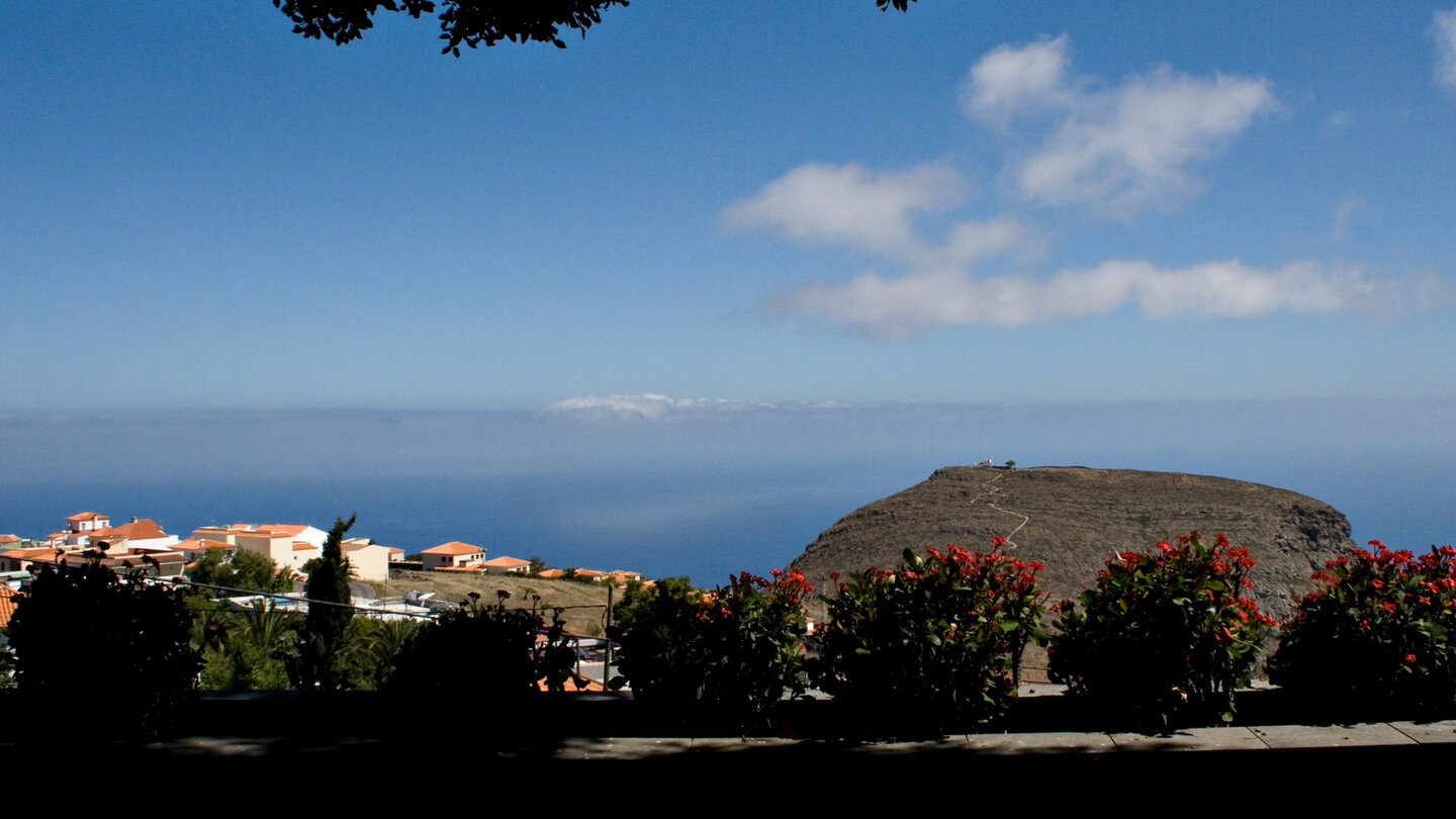 Blick über Alajeró auf La Gomera bis hin zur Kapelle Ermita de San Isidro und dem Atlantik im Hintergrund