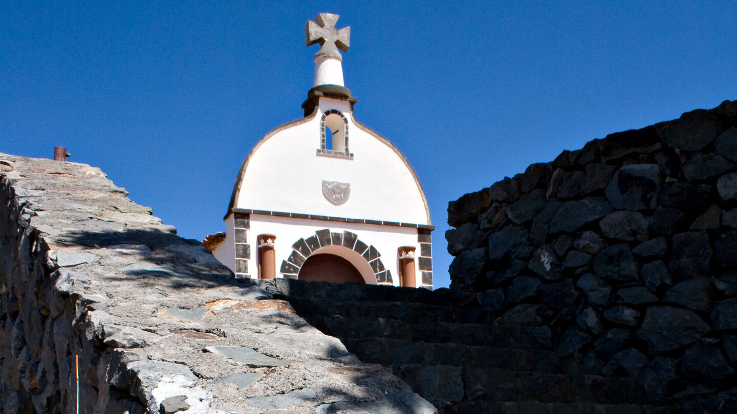 Zugang über eine alte Steintreppe zur Ermita de San Isidro bei Alajeró auf La Gomera