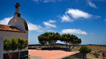 Blick über den Vorplatz der Kapelle Ermita de San Isidro bei Alajeró auf La Gomera