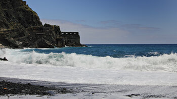 die Brandung am Strand Playa de Vallehermoso auf La Gomera