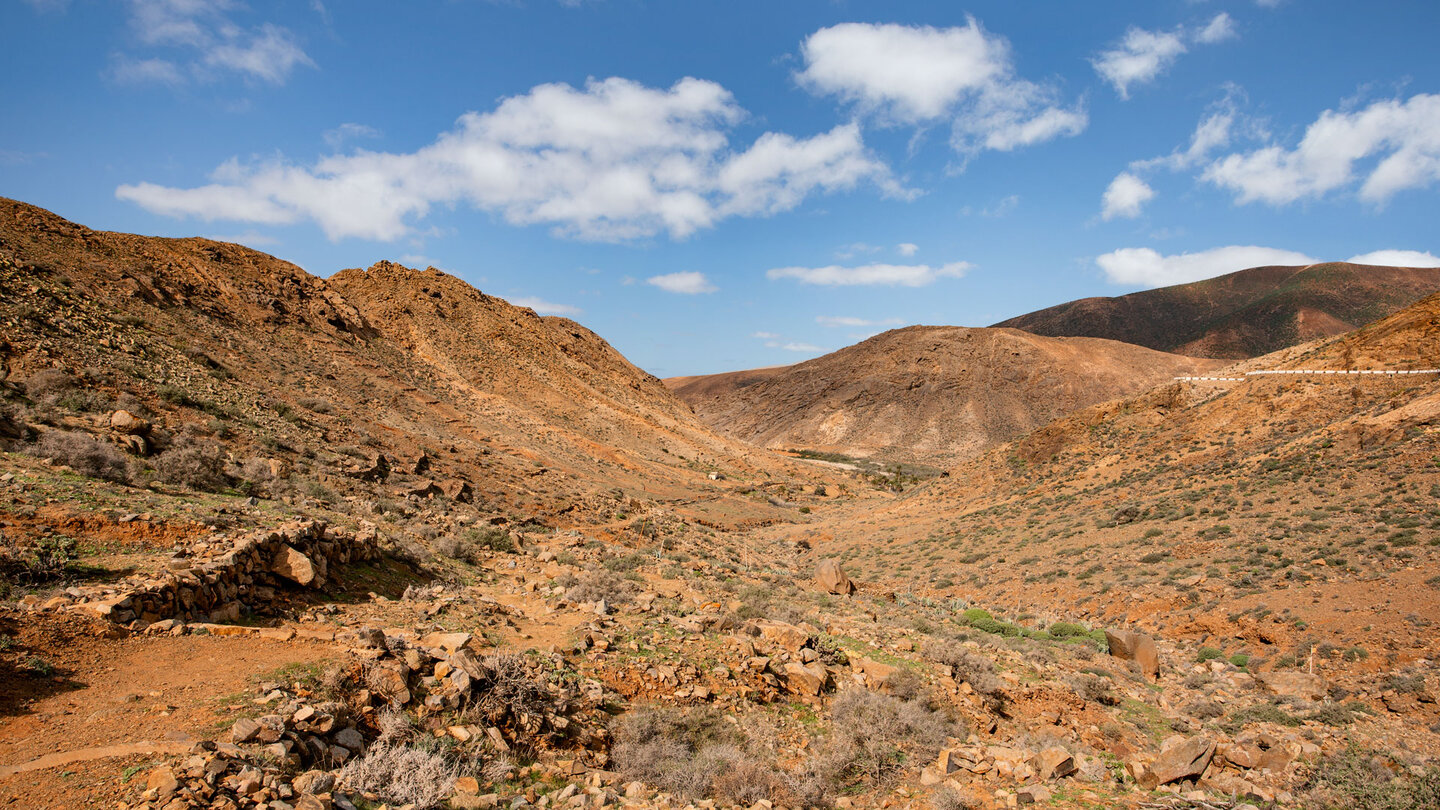 der Wanderweg GR 131 steigt über das Valle del Granadillo auf