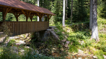 überdachte Brücke am Tonbach