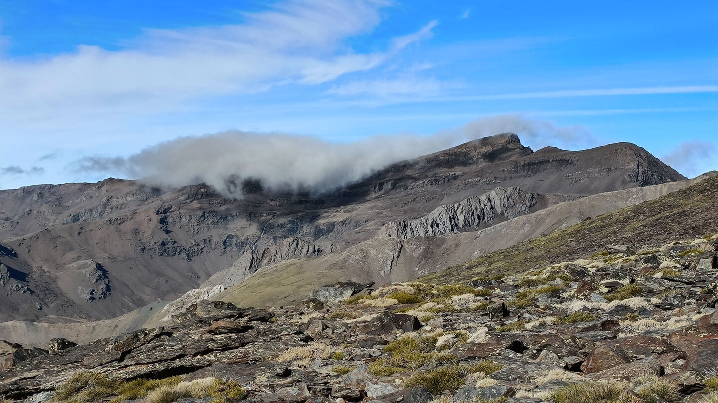 Blick vom Wanderweg zum Mulhacén auf den Pico del Veleta