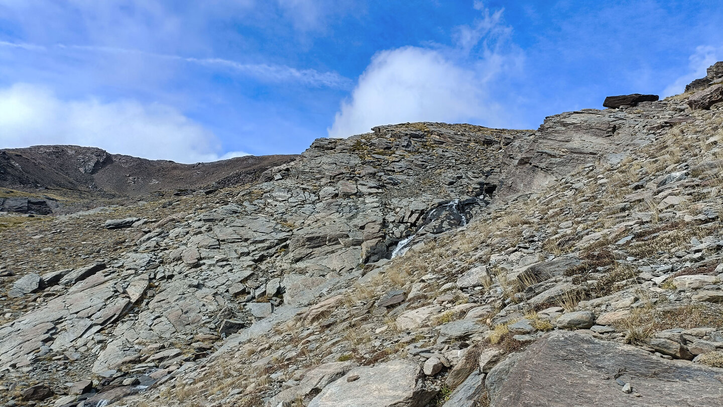 Blick vom Wanderweg nach Laguna de la Caldera am Rio Mulhacén