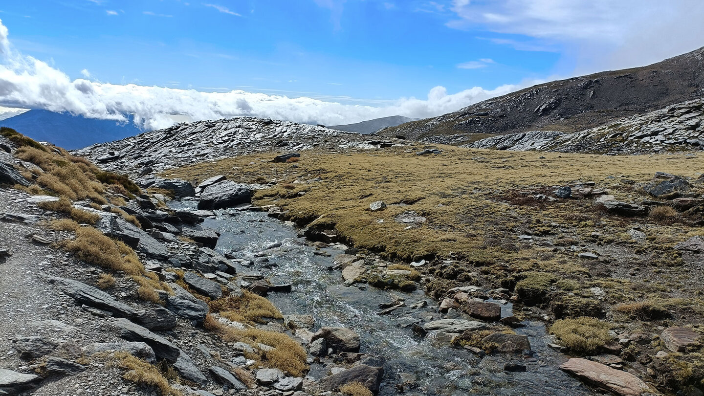 Blick vom Wanderweg am Rio Mulhacén