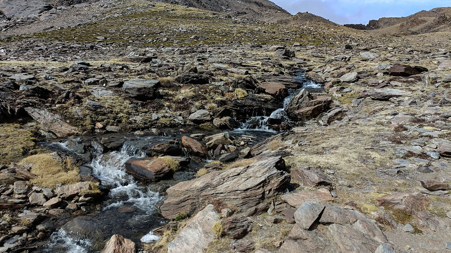 wandern am Bachlauf des Rio Mulhacén in der Sierra Nevada - Spanien