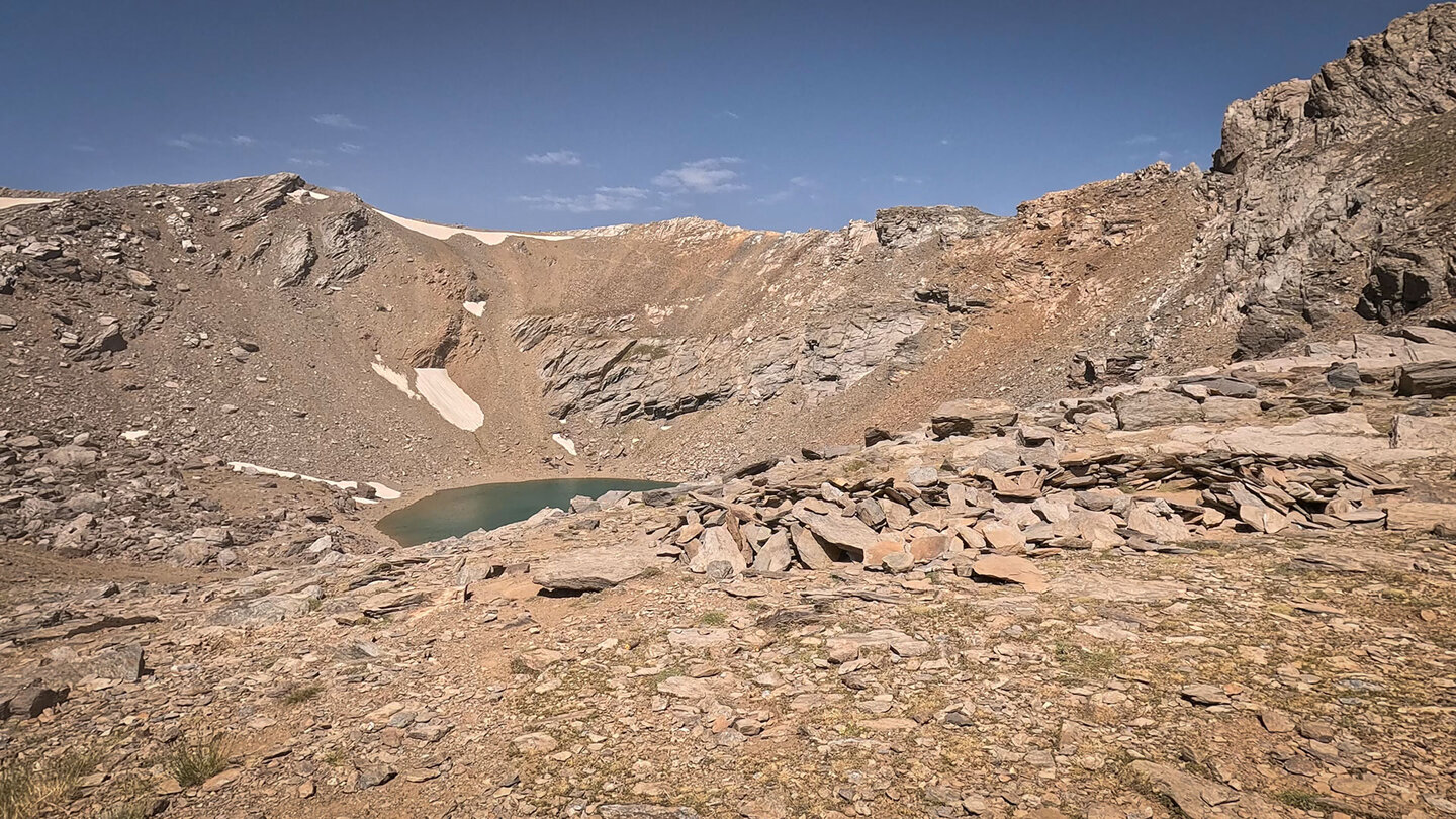 Ausblick Laguna de la Caldera im spanischen Nationalpark Sierra Nevada