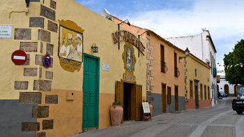 Restaurant mit farbenfroher Fassade in Agüimes auf Gran Canaria