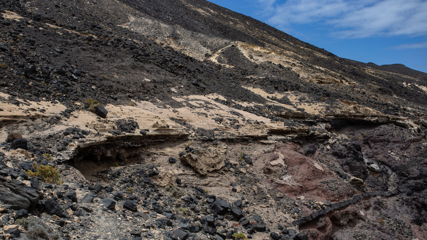 der Wanderpfad führt durch stark erodiertes und abschüssiges Terrain