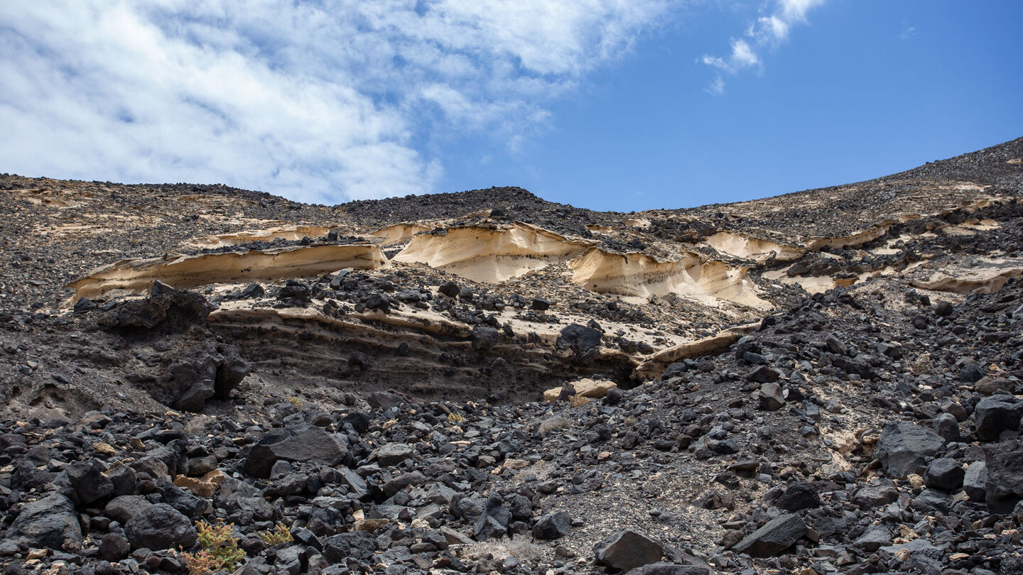 hell leuchtende Sandsteinformationen zwischen dunklem Basaltgestein