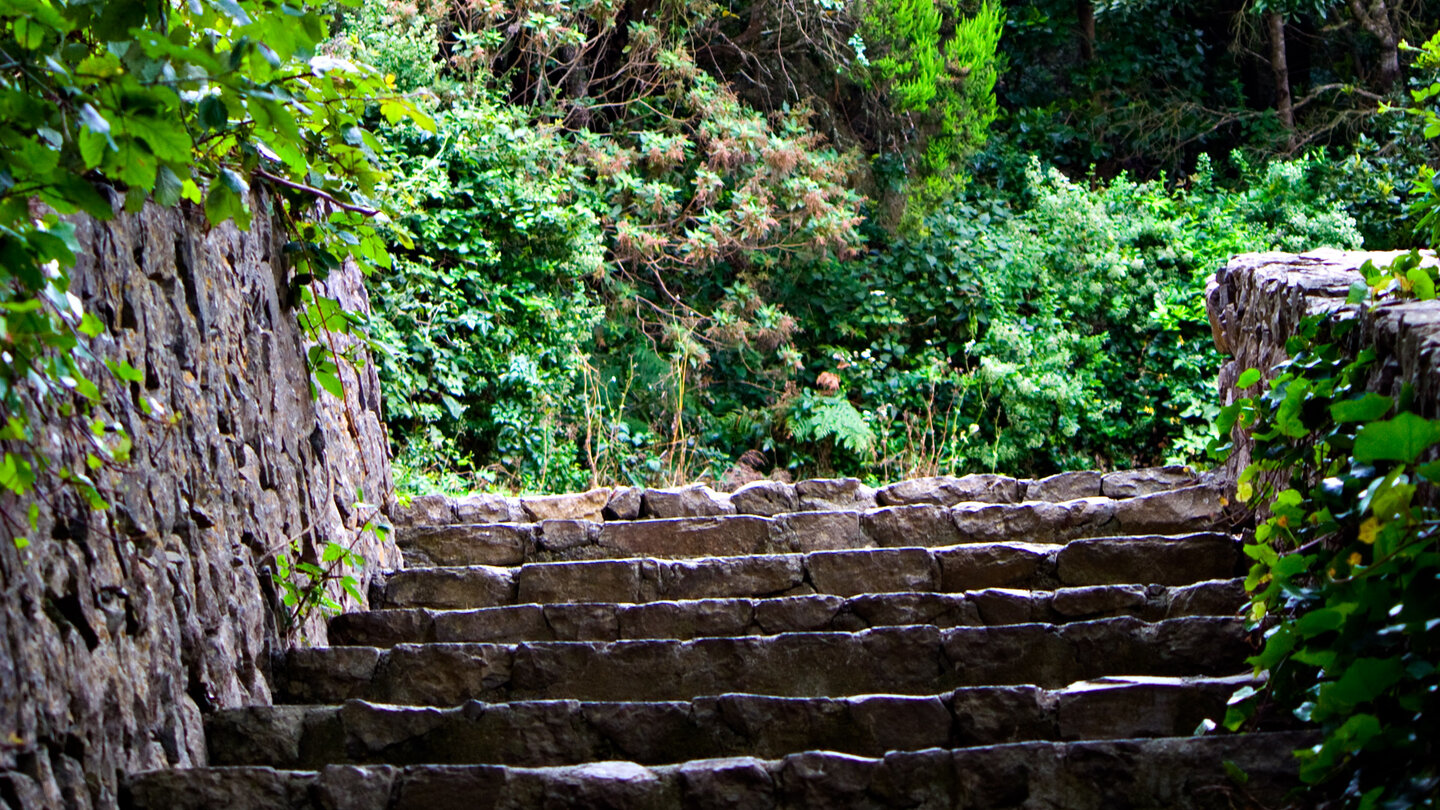 eine alte Steintreppe führt zur Quelle Chorros de Epina auf La Gomera