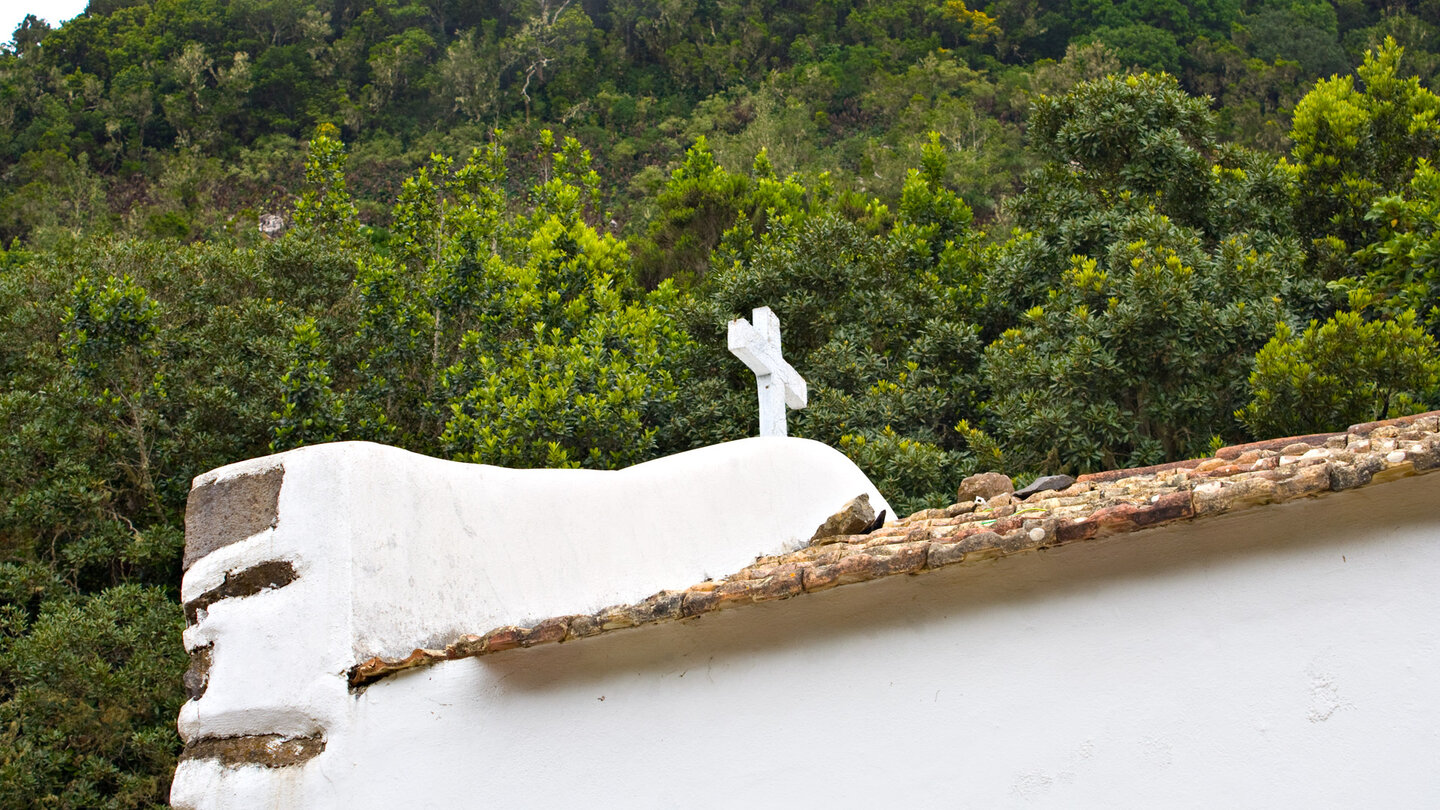 Blick zur Kapelle Ermita de San Isidro Labrador an der Quelle Chorros de Epina