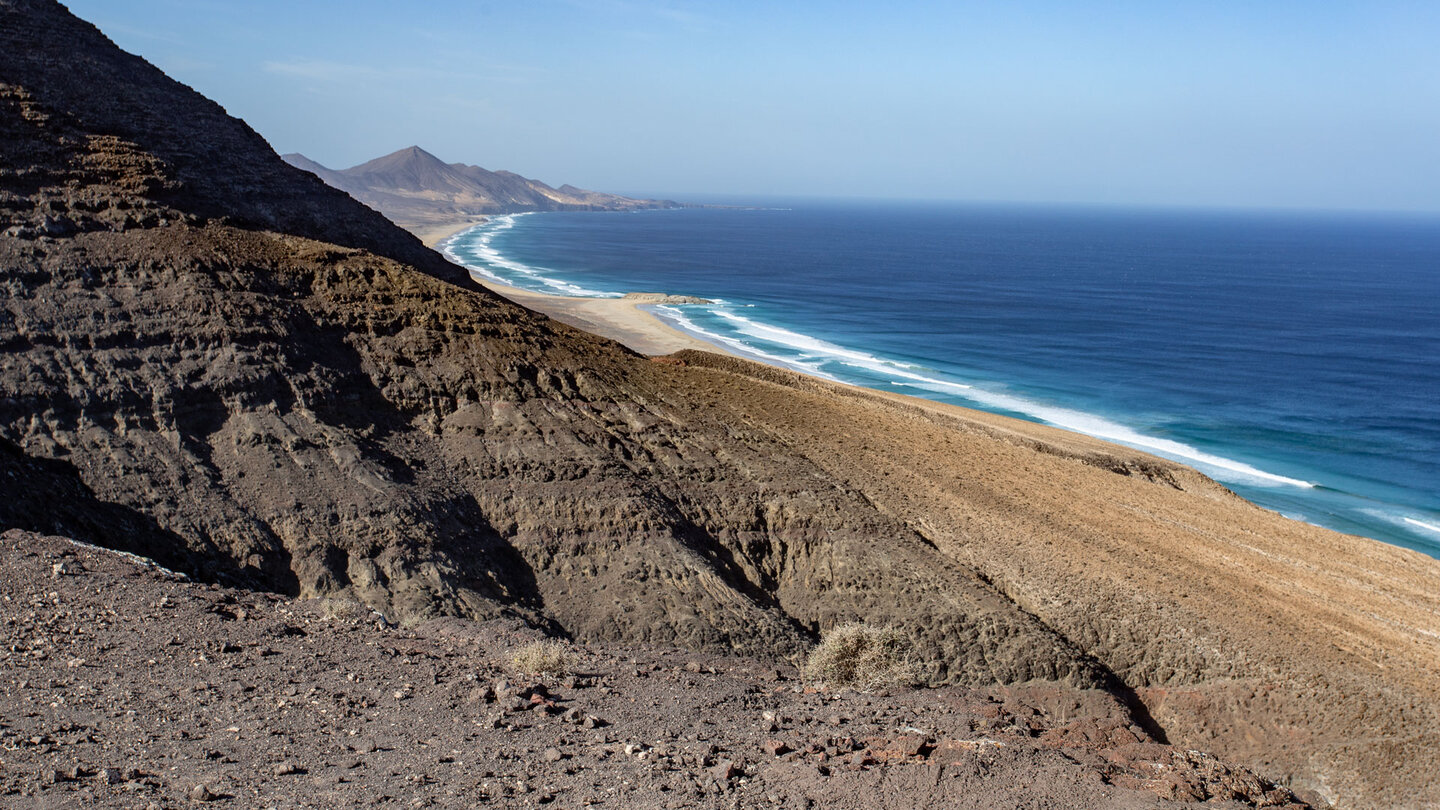 Blick zur Playa de Cofete mit der Felsinsel El Islote