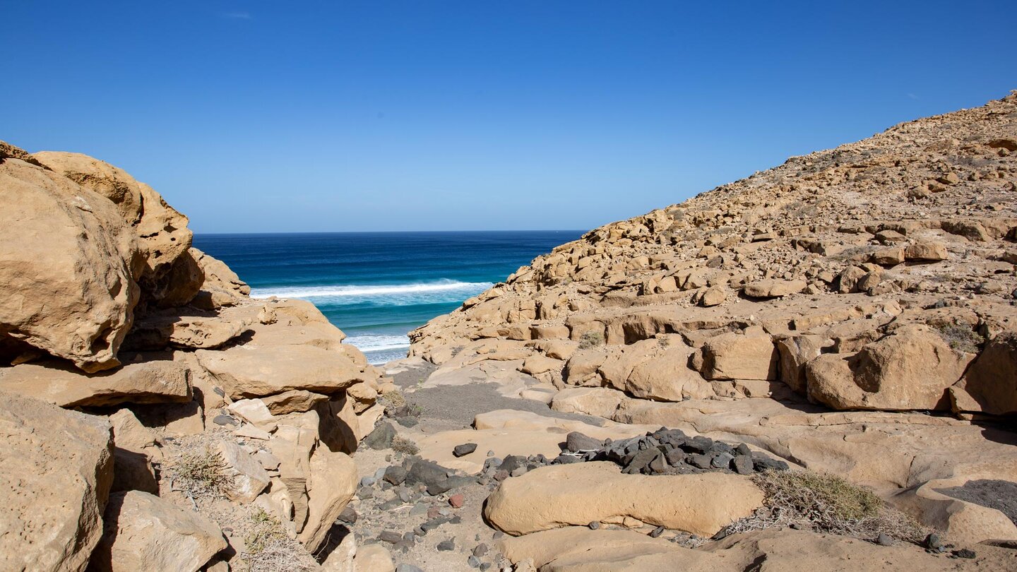 ockergelbe Kalkfelsen entlang einer Schlucht oberhalb der Playa de Barlovento