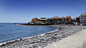 Blick auf die Häuser von Valle Gran Rey auf La Gomera von der Playa de la Calera