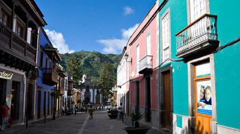 Blick auf die Basilika von der Calle Real de la Plaza in Teror auf Gran Canaria