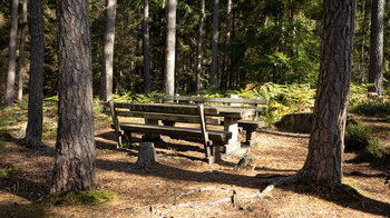 Rastplatz am Wanderweg durch den Rosskegelfelsen