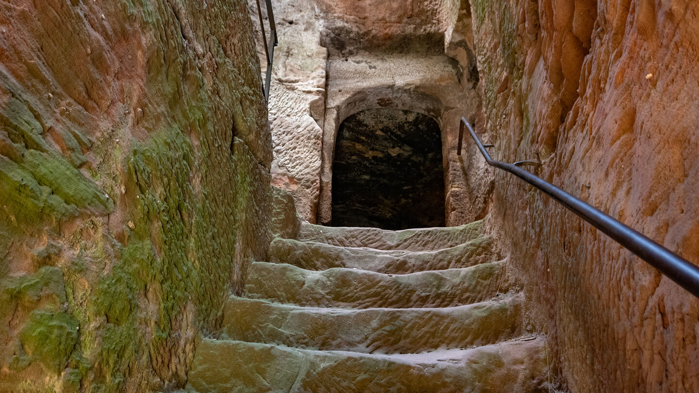 Aufgang aufs Felsplateau der Burg Wasigenstein